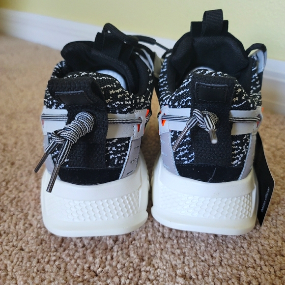 Sneakers - Picture 4 of 5